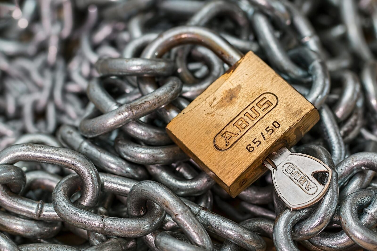 Een hangslot op een zware ketting